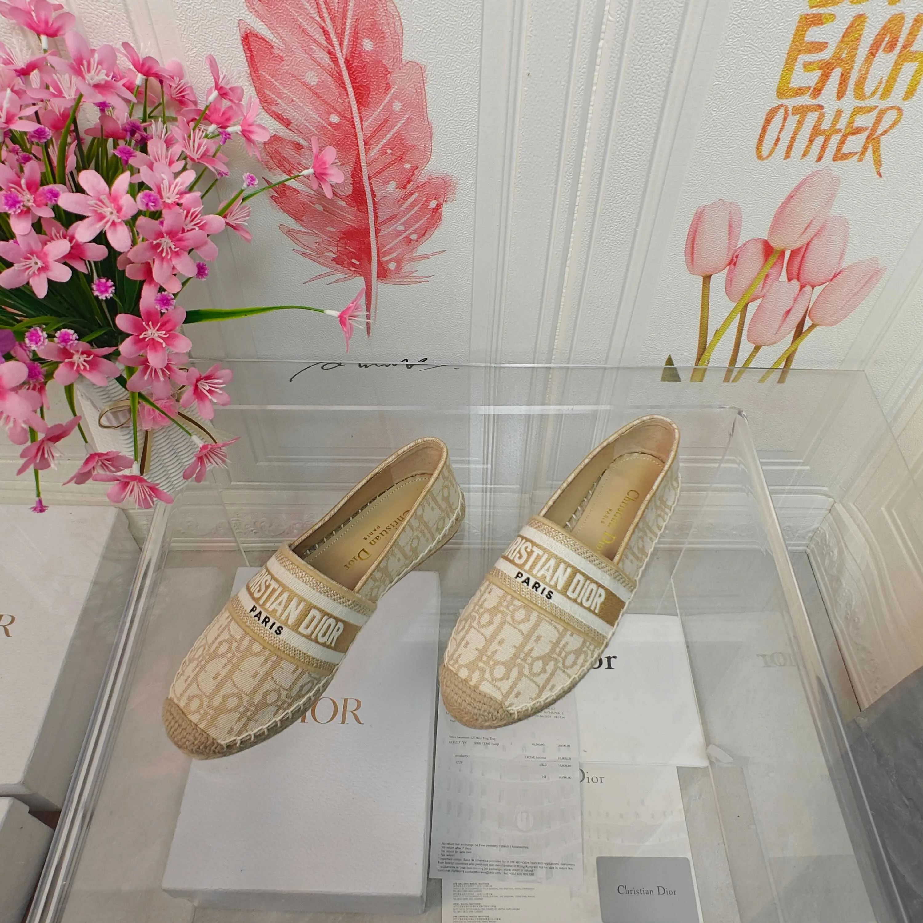 👟👟Ex-factory price 440👟👟 Top quality Dior Granville espadrille embroidery Upper: embroidered with "CHRISTIANDIOR" Craftsmanship: Purely hand-sewn hemp rope outsole Lining: Imported soft and breathable sheep lining with padded feet Code number: 35-40 (customized at 34.41.42) Outsole: Exclusive molded rubber outsole decorated with lucky star symbol